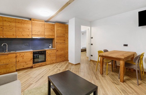 Isolaccia Apartment | Apartment Via Livigno with Mountain View, Balcony and Wi-Fi
