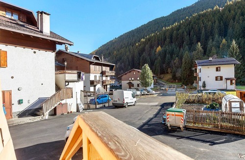 Isolaccia Apartment | Apartment Via Livigno with Mountain View, Balcony and Wi-Fi