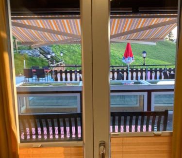 Beckenried Hotel | Ausflugs-Ski-Pistenhotel Klewenstock AUTO FREI nur mit der Pendelbahn erreichbar auf 1600müm