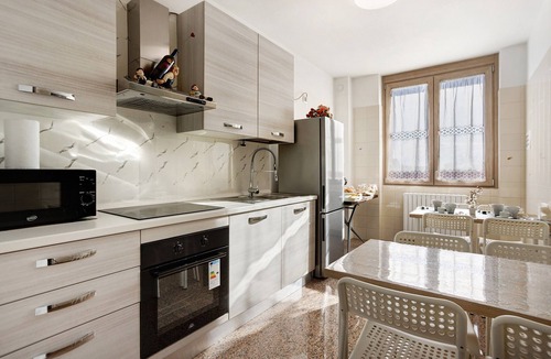 Pregnana Milanese Bed & Breakfast | B&B La Promessa – 'Amore' Room with Balcony, Wi-Fi, and Air Conditioning