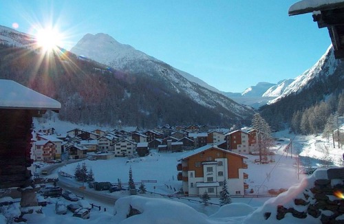 Saas Almagell Apartment | Beautiful apartment for 7 people with WIFI, hot tub, TV and balcony