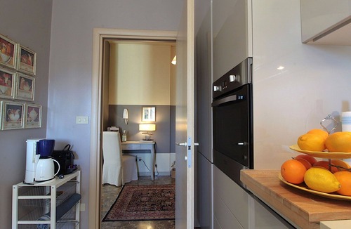 Desenzano del Garda Apartment | Beautiful apartment with hot tub, sauna, WIFI, A/C, TV, terrace and pets allowed, close to Sirmi.