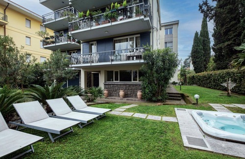 Desenzano del Garda Apartment | Beautiful apartment with hot tub, sauna, WIFI, A/C, TV, terrace and pets allowed, close to Sirmi.