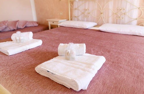Pulciano Bed & Breakfast | Bed and Breakfast 'Giardini Di Corte - Superior' with Lake View, Wi-Fi and Air Conditioning
