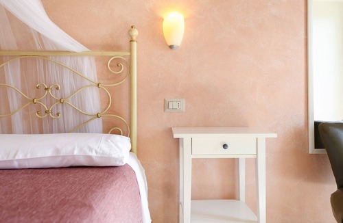 Pulciano Bed & Breakfast | Bed and Breakfast 'Giardini Di Corte - Superior' with Lake View, Wi-Fi and Air Conditioning