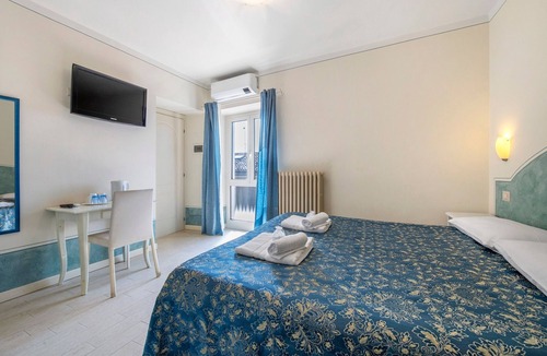 Gaino Bed & Breakfast | Bed and Breakfast 'Giardini Di Corte - Standard' with Lake View, Wi-Fi and Air Conditioning