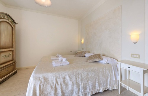 Pulciano Bed & Breakfast | Bed and Breakfast 'Giardini Di Corte - Magnolia' with Lake View, Wi-Fi and Air Conditioning
