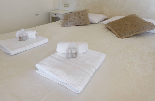 Pulciano Bed & Breakfast | Bed and Breakfast 'Giardini Di Corte - Magnolia' with Lake View, Wi-Fi and Air Conditioning
