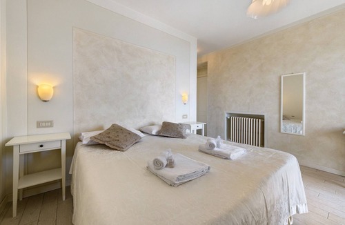 Pulciano Bed & Breakfast | Bed and Breakfast 'Giardini Di Corte - Magnolia' with Lake View, Wi-Fi and Air Conditioning