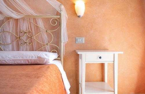 Pulciano Bed & Breakfast | Bed and Breakfast 'Giardini Di Corte - Dalia' with Lake View, Wi-Fi and Air Conditioning