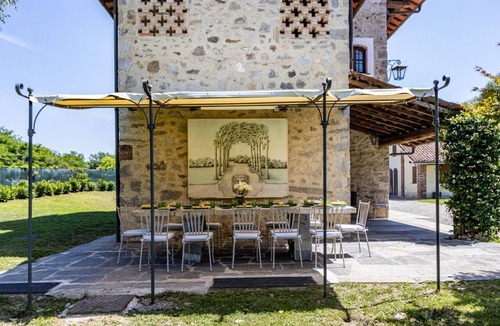 Dormelletto Apartment | Benvenuti a Villa Harmonia, una splendida dimora d’epoca sapientemente restaurata che conserva tutto il fascino autentico delle antiche cascine piemontesi, unendo eleganza, comfort e atmosfera senza tempo.Immersa in oltre 10.000 mq di parco privato, Vi