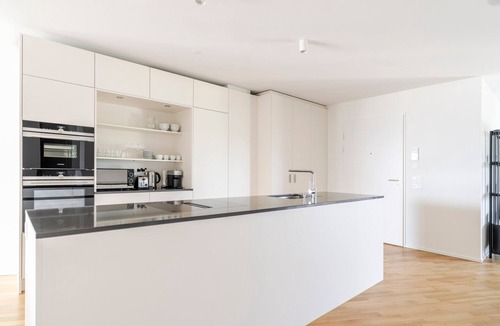 Alt-Wiedikon Apartment | Blueground | Alt-Wiedikon, balcony, nr Uetliberg