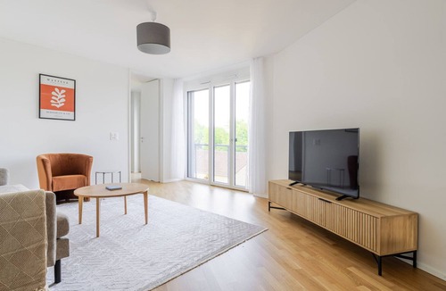 Alt-Wiedikon Apartment | Blueground | Alt-Wiedikon, balcony, nr Uetliberg