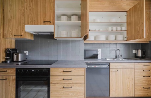 Wipkingen House | Bright 2-BR in Wipkingen — balcony, garden & tram nearby