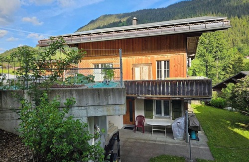 Zweisimmen Apartment | Burkhalter Appartement/Fewo, Dusche oder Bad, WC 4-Bettwohnung by Interhome