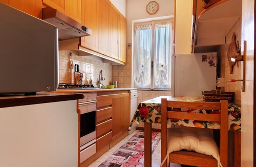 Maccagno Apartment | Casa Rosanna al lago apartment overlooking Lake Maggiore with balcony and shared garden