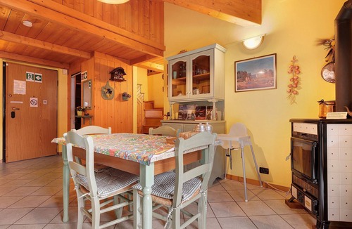 Pieve di Bono-Prezzo House | Casa Aliza – Alpine Duplex with Mountain View, Balcony and Wi-Fi