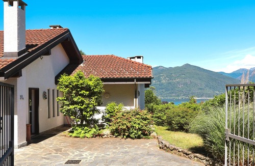 Poppino House | Casa Azalea by Lago Reisen
