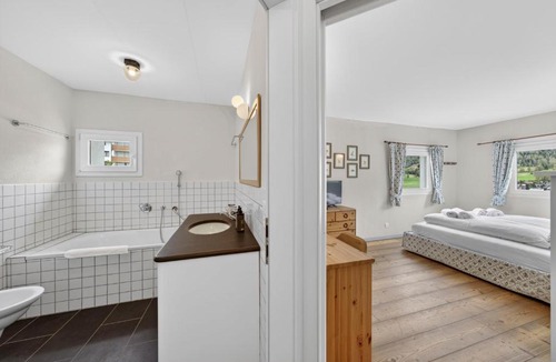 La Punt-Chamues-ch Apartment | Casa elegante, vista panoramica, 4 camere, Chesa Saura