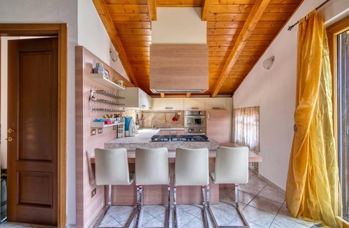 Cadrezzate Apartment | Casa Maddalena Private Beach, 2BR Sleeps 4, Cadrezzate con Osmate, Italy