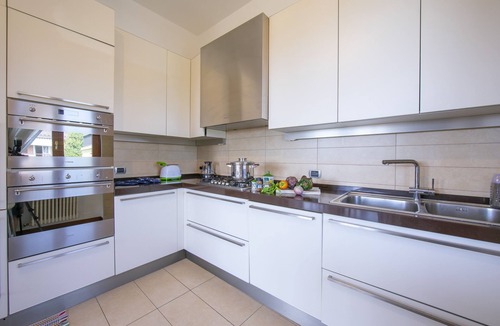 Rivoltella Apartment | Casa Michelangelo Lake Garda Terrace Apt | Sleeps 6 + AC, Desenzano Del Garda, Italy