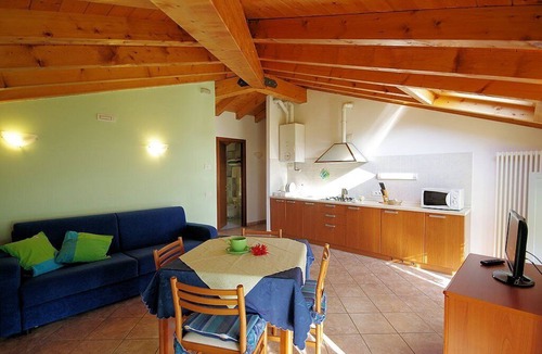 Azzano House | Casa Panorama Nove: A bright and cheerful apartment situated at a short distance from the shores of Lake Como, with Free WI-FI.