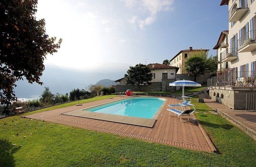 Azzano House | Casa Panorama Sette: A bright and cheerful apartment situated at a short distance from the shores of Lake Como, with Free WI-FI.