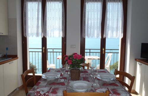 Torri del Benaco Apartment | Casa Stefano n. 3 - spectacular lake view - parking - WIFI free