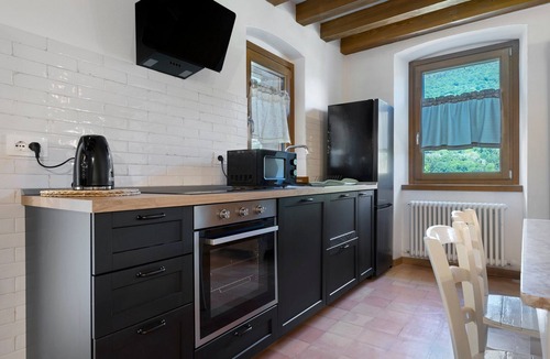 Ville del Monte House | Casa Zucchelli, Garda Trentino: Castle View, Private Garden, Up to 8 Guests