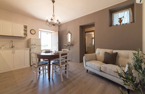 Cavaion Veronese Apartment | 'Casale Dei Sogni Ground Floor' Apartment with Shared Garden, Wi-Fi and Air Conditioning