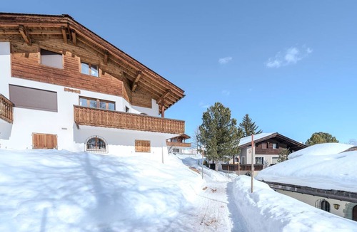 Arosa Apartment | Chalet Marmotta 2 by Arosa Vacations Ferienhaus, Dusche und Bad, WC, 3 Schlafräu by Interhome