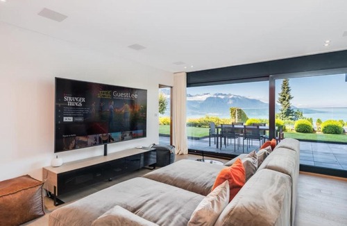 Montreux Apartment | Charming and Spacious Residence in the Heart of Brent by GuestLee