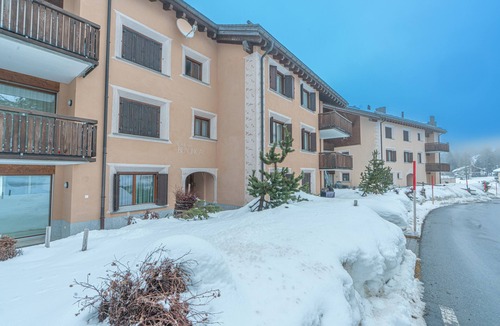 Maloja Apartment | Chesa Blaunca - Spacious apartment near cross-country ski run & nature
