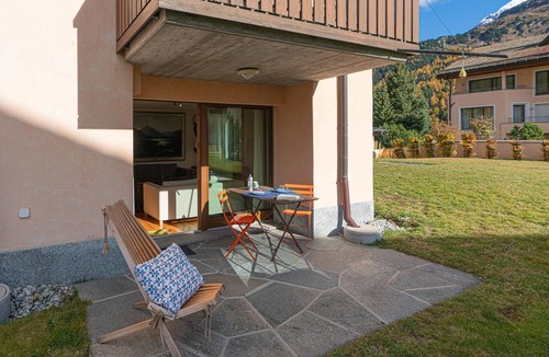 Sils-Maria Apartment | Chesa Radonda 1 – Modern Apartment with a Terrace & Mountain Views