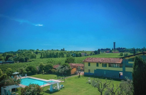 Pozzolengo Villa | Cosy apartment in villa for 2 people with pool, WIFI, A/C, close to Sirmione