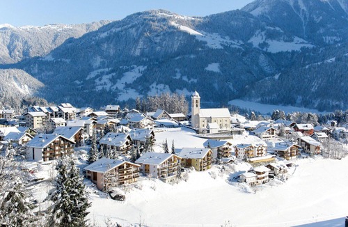 Laax Apartment | Cosy apartment for 4 guests with WIFI, TV, balcony, pets allowed and panoramic view