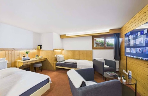 Saas-Fee Apartment | Cozy Twin Room in Central Saas-Fee w/City View