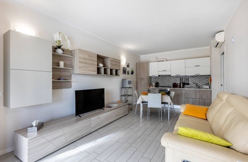 Rivoltella Apartment | Delightful Lake View Residence Apartment with Lake View, Wi-Fi, and Air Conditioning