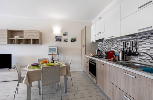 Rivoltella Apartment | Delightful Lake View Residence Apartment with Lake View, Wi-Fi, and Air Conditioning