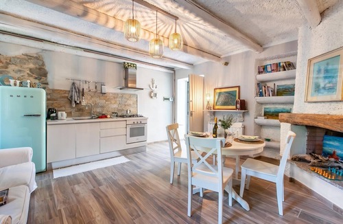 Angera Apartment | Dimora Della Rocca Private Garden, WIFI, BBQ & Parking, Angera, Italy