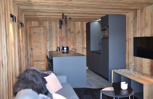 Vex Apartment | Discover this superb 3.5-room premium apartment, completely renovated with quality materials, combin
