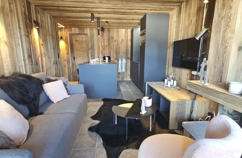Vex Apartment | Discover this superb 3.5-room premium apartment, completely renovated with quality materials, combin