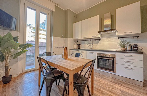 Centro Direzionale Apartment | Flatsharing - Gioia Orange Retreat – 3 Bedrooms