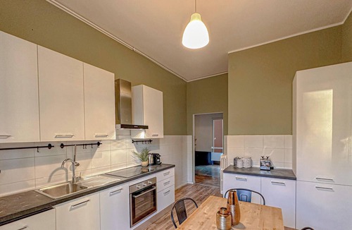 Centro Direzionale Apartment | Flatsharing - Gioia Orange Retreat – 3 Bedrooms