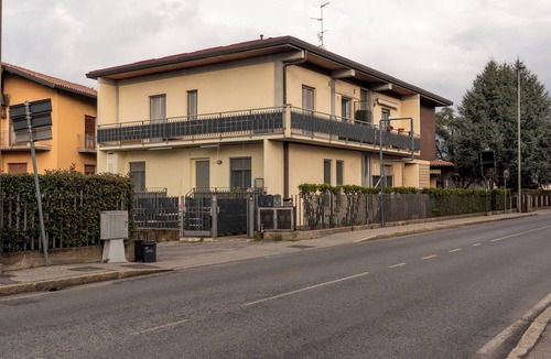 Seriate Apartment | From Kri Modern design - 10 min Orio al Serio airport Bergamo - Self check in
