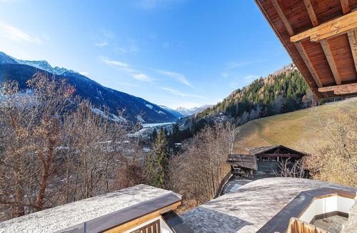 Santa Valburga Apartment | Gasthof Kirchsteiger 'Zimmer 8' with Lake View, Shared Terrace and Wi-Fi