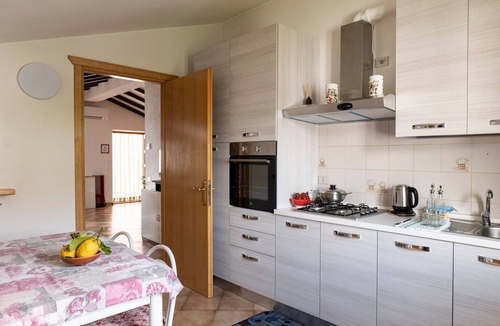 Tavernola Apartment | Gioia del Verde - Raum, Terrasse und Seeblick by Interhome