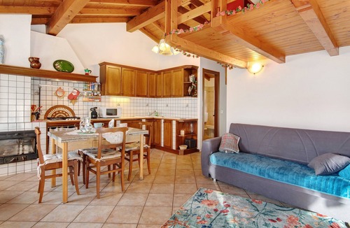 Centro Valle Intelvi House | Grace House Vacation Home with Mountain View, Shared Terrace, and Wi-Fi