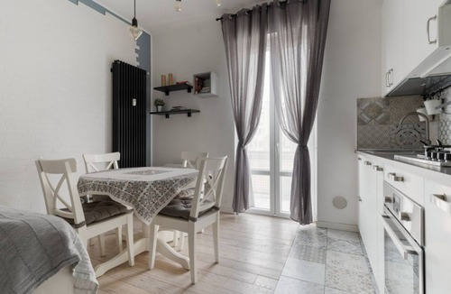 Zona Zara Apartment | GuestHost - A cozy and elegant 40 square meters apartment, perfect for four people, located on the second floor of a building without a lift.The property is strategically located, very close to the Istria M5 metro station: guests will be able to explore