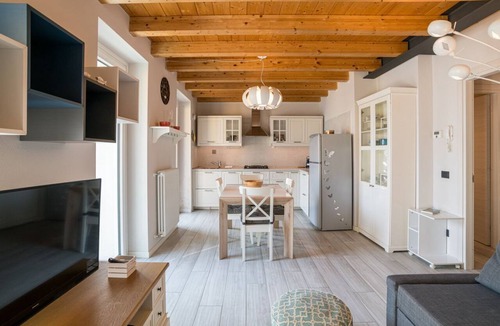 Carate Urio Apartment | GuestHost - Apartment of about 80 sqm, perfect for 4/6 people (but it can host up to 7 people), located in a pedestrian area, on the ground floor of a renovated house overlooking Lake Como. The property is located in the historic centre of the enchanting